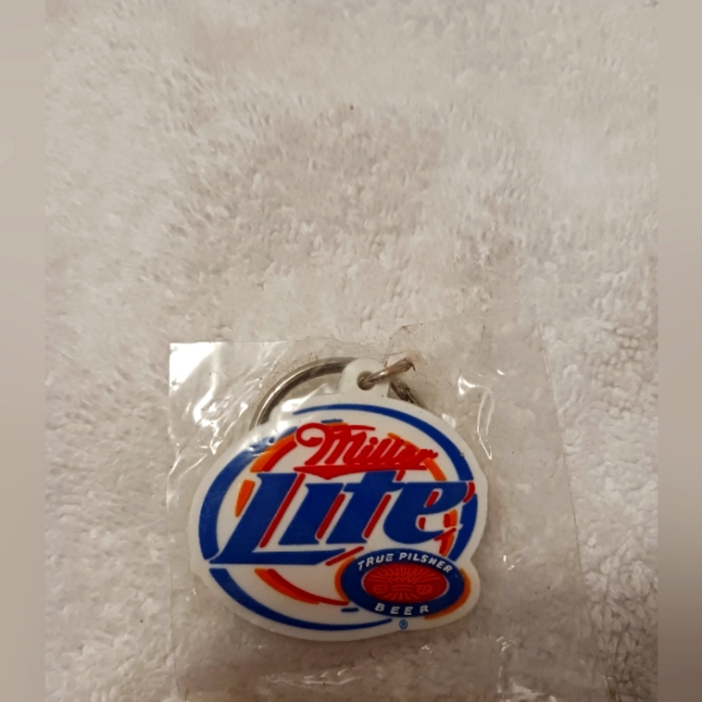 MILLER LITE BEER LOGO KEY CHAIN STILL KEYRING IN PACK